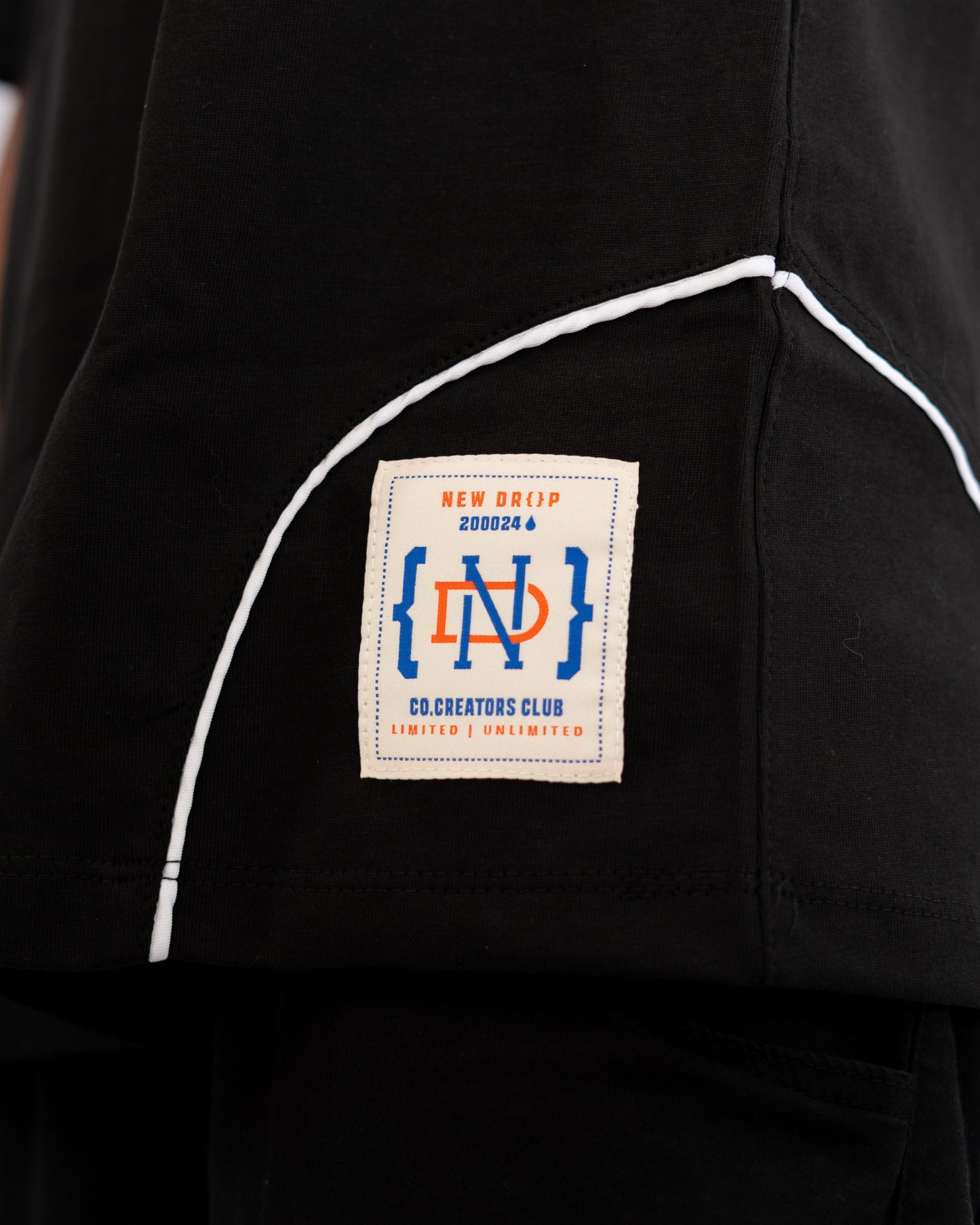 T SHIRT BLACK MULTICUTS