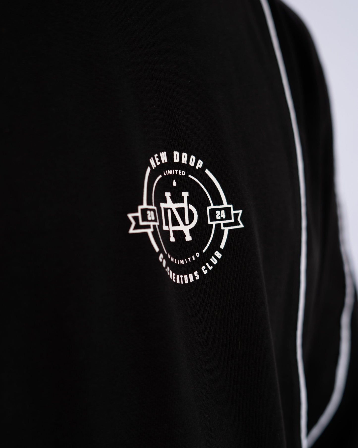 T SHIRT BLACK MULTICUTS